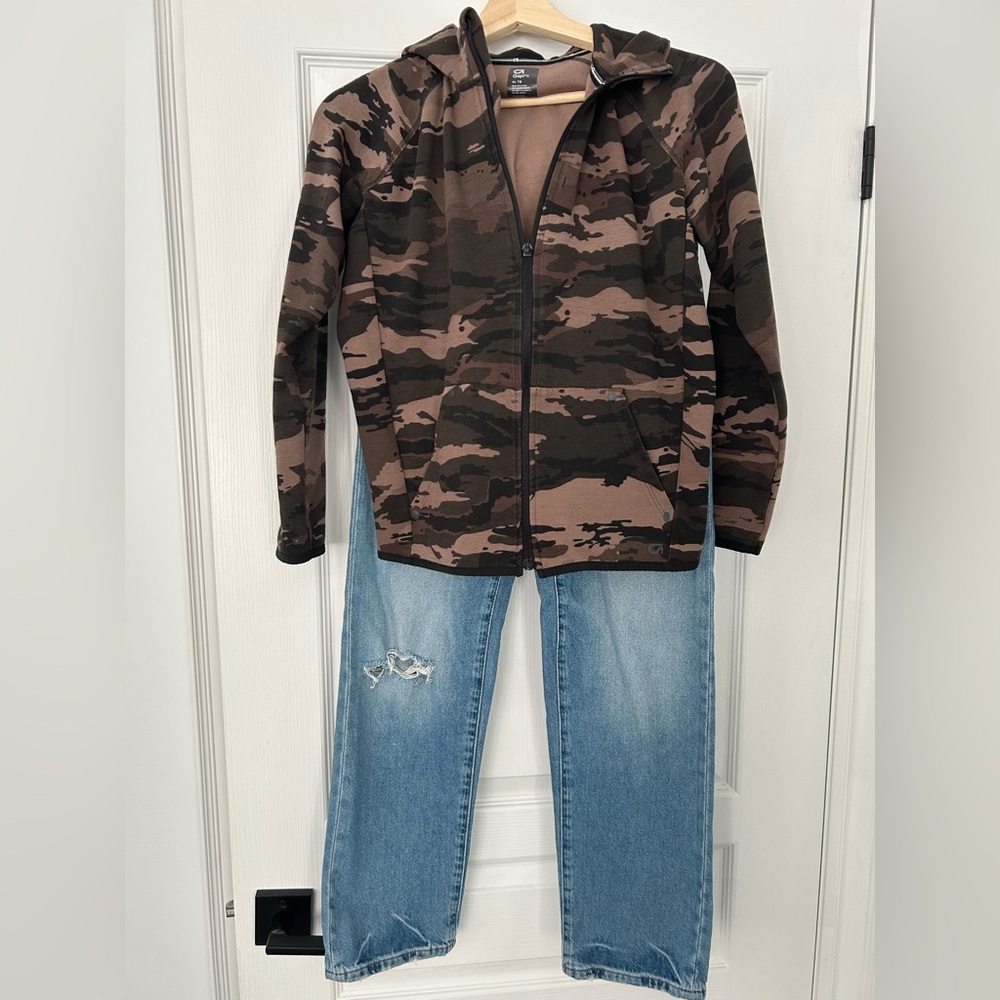 Boys GAP outfit
Bootcut Jeans Sz 12
Camo Hoodie Sz XL
EUC